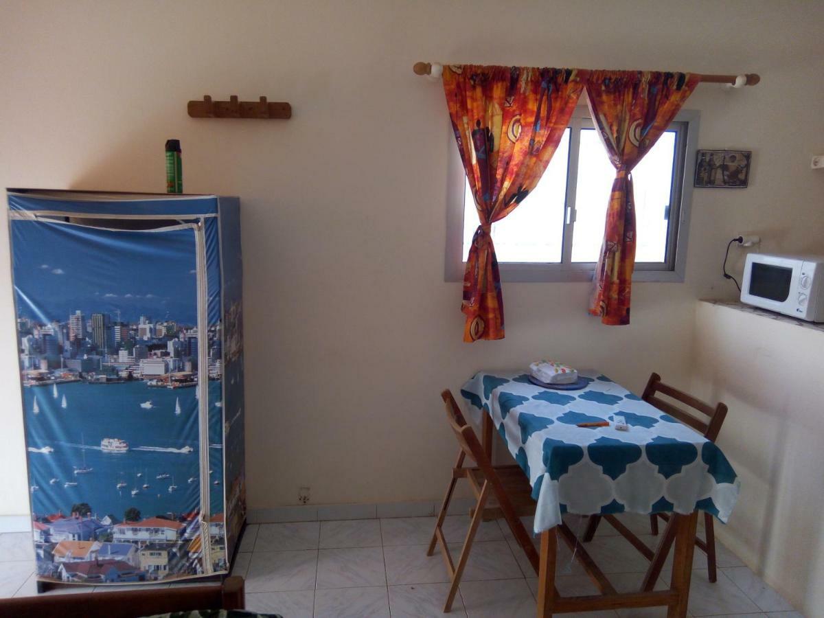 Chez Max Et Khady Apartment Dakar Bagian luar foto